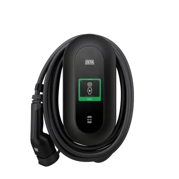 Svart DEFA-laddbox med display, RFID-symbol och laddkabel lindad runt boxen, med kontakten till vänster.